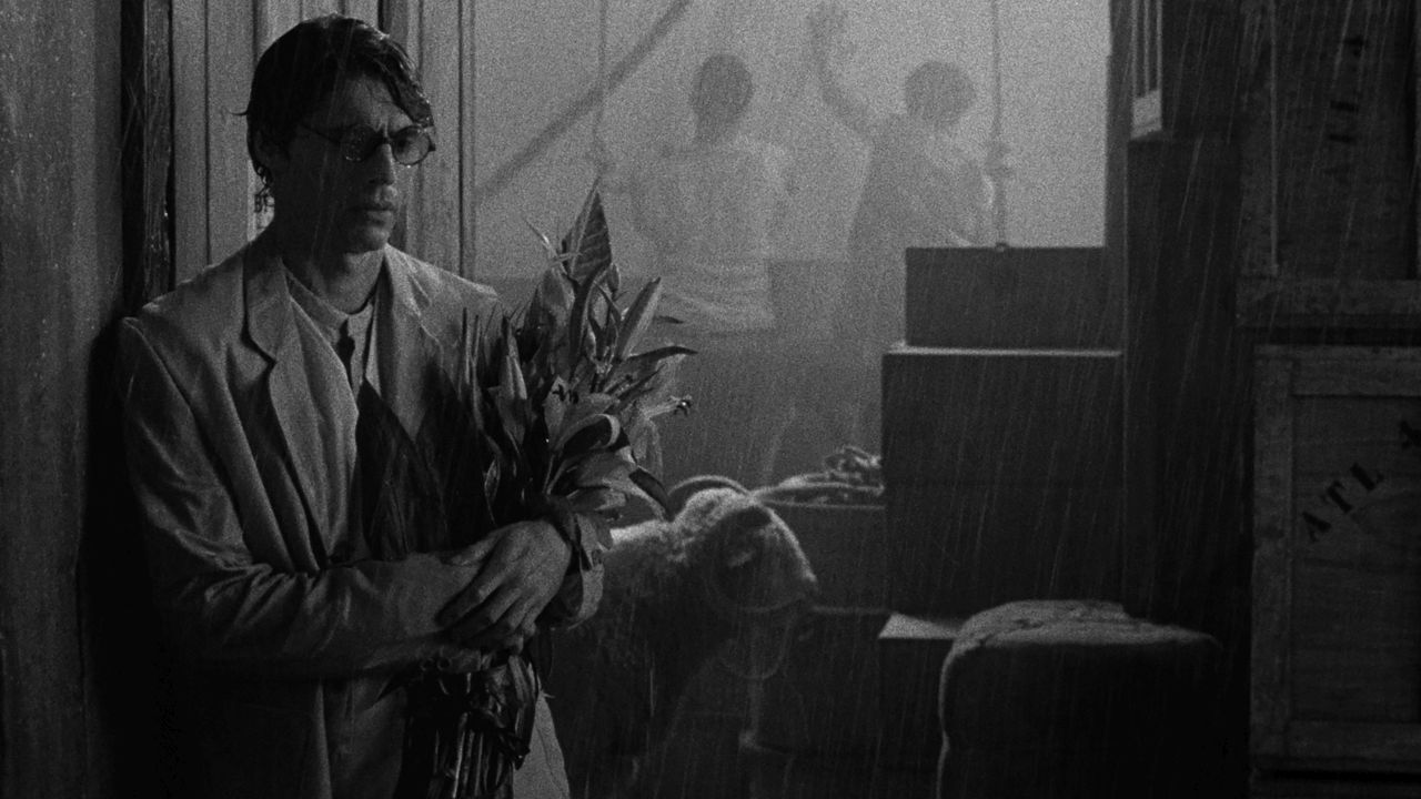 Der Kolonialbeamten Edward Abbot (Gonçalo Waddington) flieht vor seiner Verlobten einmal quer durch Asien.