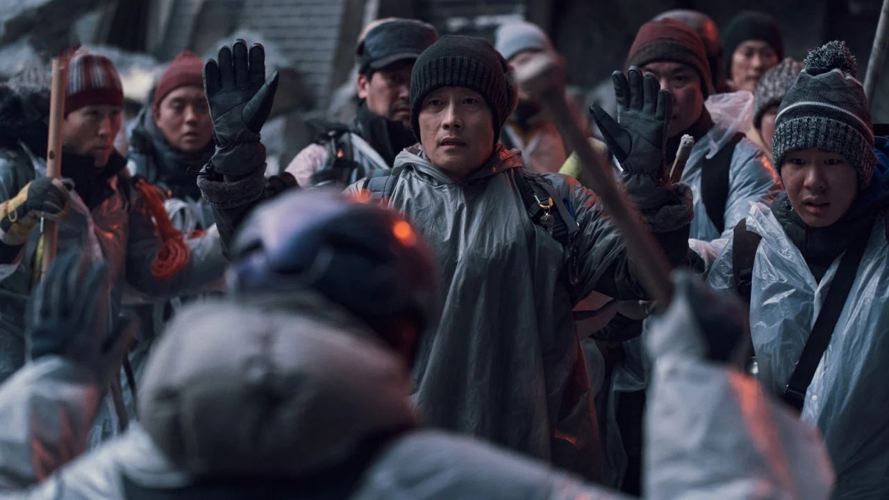 Kim Yeong-Tak (Lee Byung-Hun) schwingt sich zum Führer der Hochhaus-Miliz auf – hat in Wahrheit aber auch selbst Dreck am Stecken. 