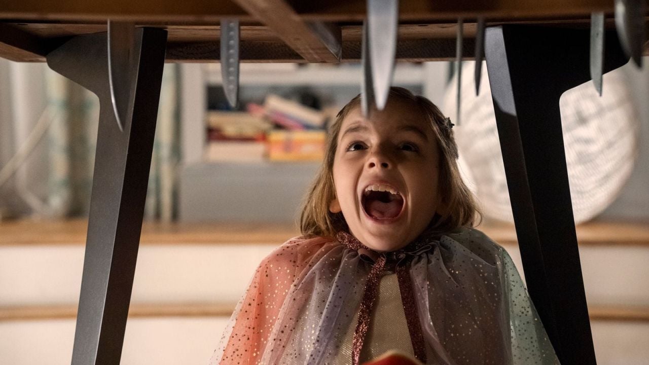 Als Bela (Arabella Olivia Clark) nicht mit Other Mommy den Platz tauschen will, zieht der Dämon zunehmend härtere Saiten auf. 