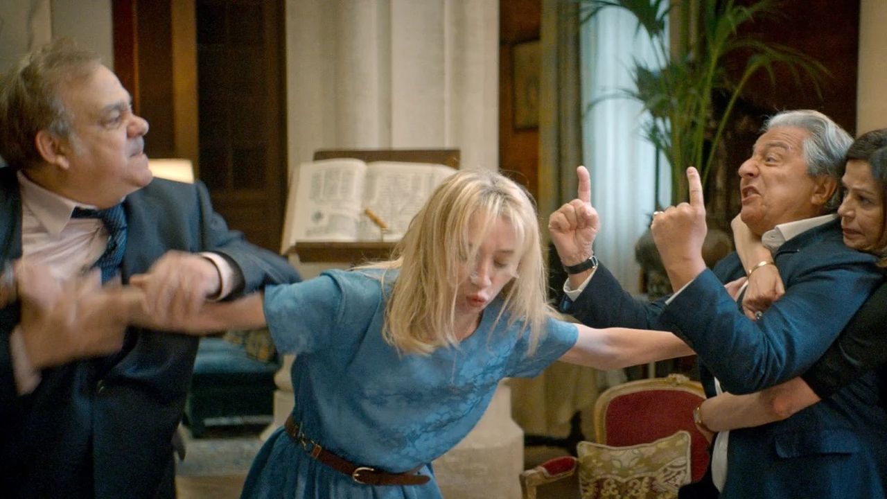  Der DNA-Test mündet im familiären Schlagabtausch, als die Männer nur noch gerade so von ihren Ehefrauen zurückgehalten werden können. 