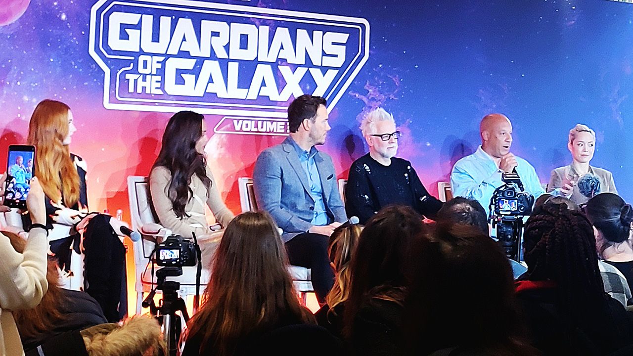 James Gunn (Mitte) und sein „Guardians Of The Galaxy 3“-Cast bei der Pressekonferenz