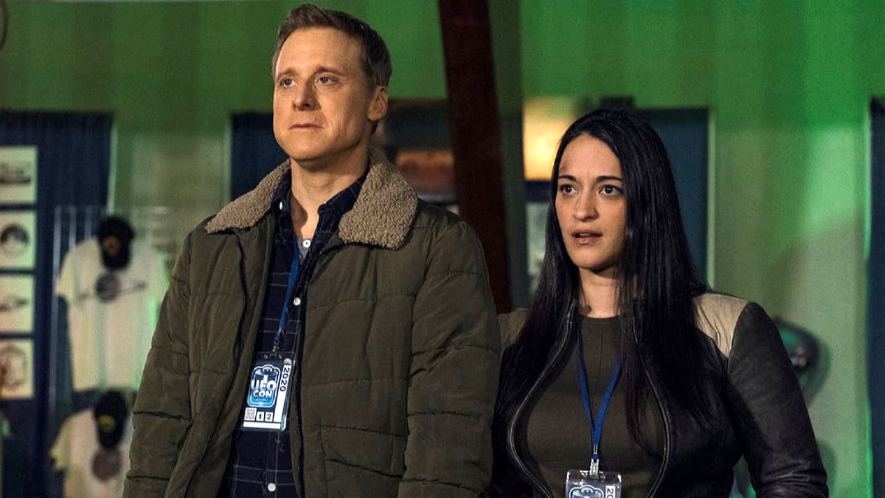 Alan Tudyk (neben Sara Tomko) in „Resident Alien“