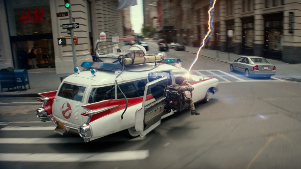 Der Ecto-1 düst endlich wieder durch die Straßen von New York.