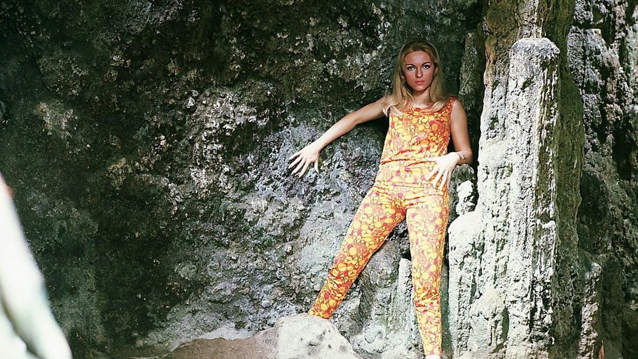 Zwischen Rassismus, Sexismus, Irrsinn und Gewalt ist in dieser Filmreihe auch öfters Raum für etwas Flower-Power-Fashion!