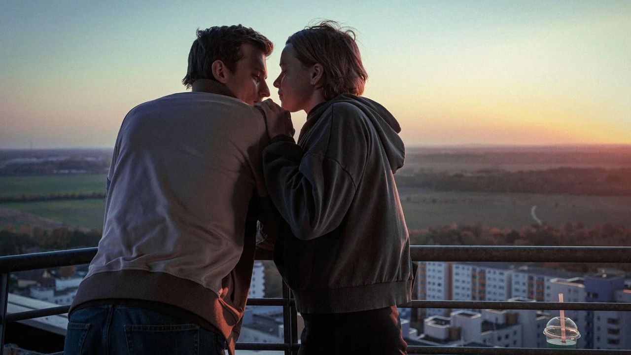Über den Dächern der Kleinstadt kommen sich Tilda und Viktor (Jannis Niewöhner) näher.