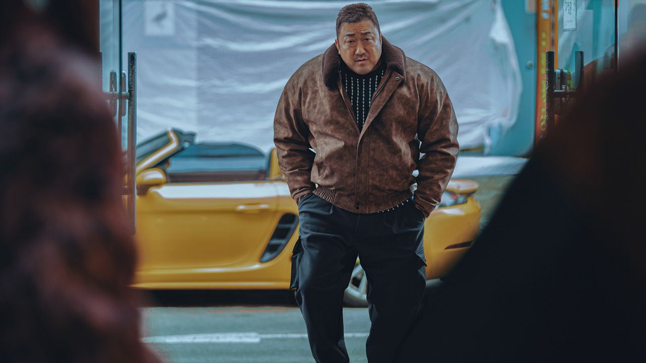 Ma ist auf dem Weg, den Ganoven Jang Yi-soo zu rekrutieren – und allen gleich auch noch mal zu beweisen, dass seine Schlagkraft nicht von dieser Welt ist.