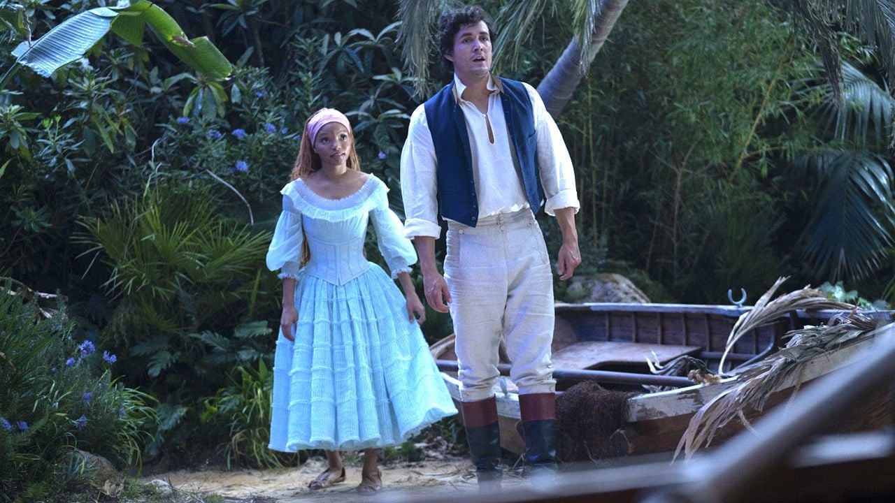 Arielle, Prinz Eric und im Hintergrund das legendäre Boot