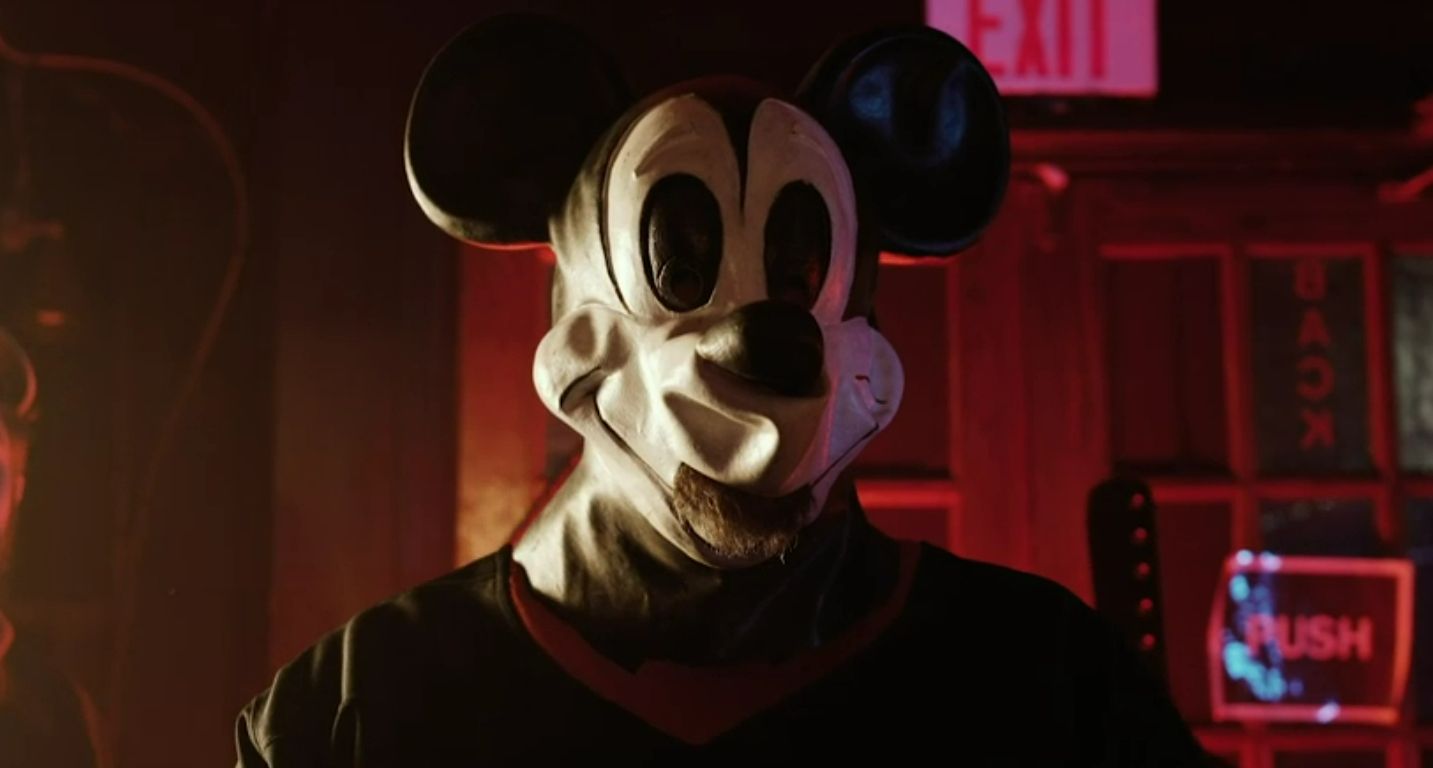 Nach Serien-Killern mit Pu-Maske kommt jetzt ein Serienkiller mit Micky-Maske – hoffentlich kommen da auch noch mal kreativere Ideen, um aus den Copyright-freien Disney-Figuren Kapital zu schlagen…