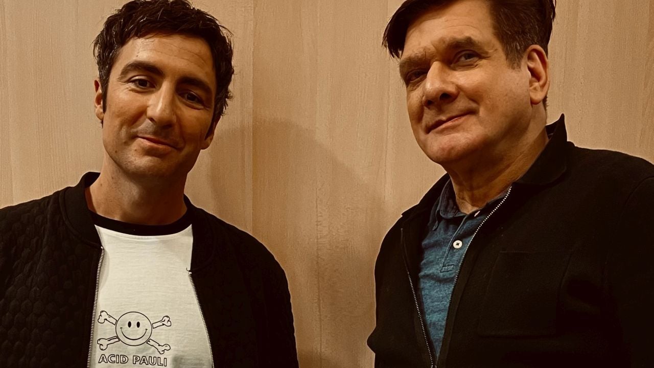 İlker Çatak (links) mit FILMSTARTS-Autor Markus Tschiedert beim Interview in einem Berliner Hotel.