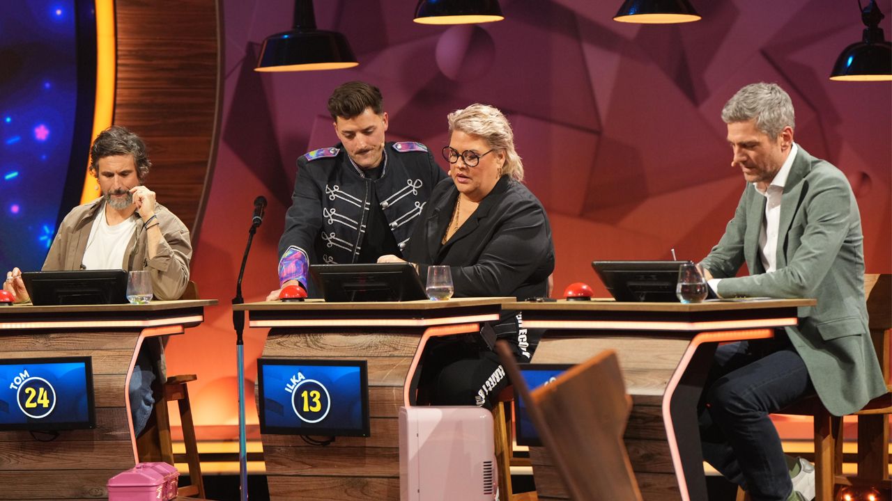 Ingo Zamperoni, Ilka Bessin und Tom Beck werden hier von Louis Steffens unterstützt.