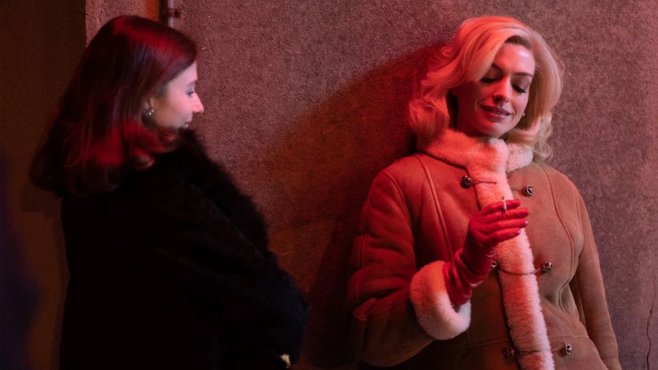 Anne Hathaway und Thomasin McKenzie in 