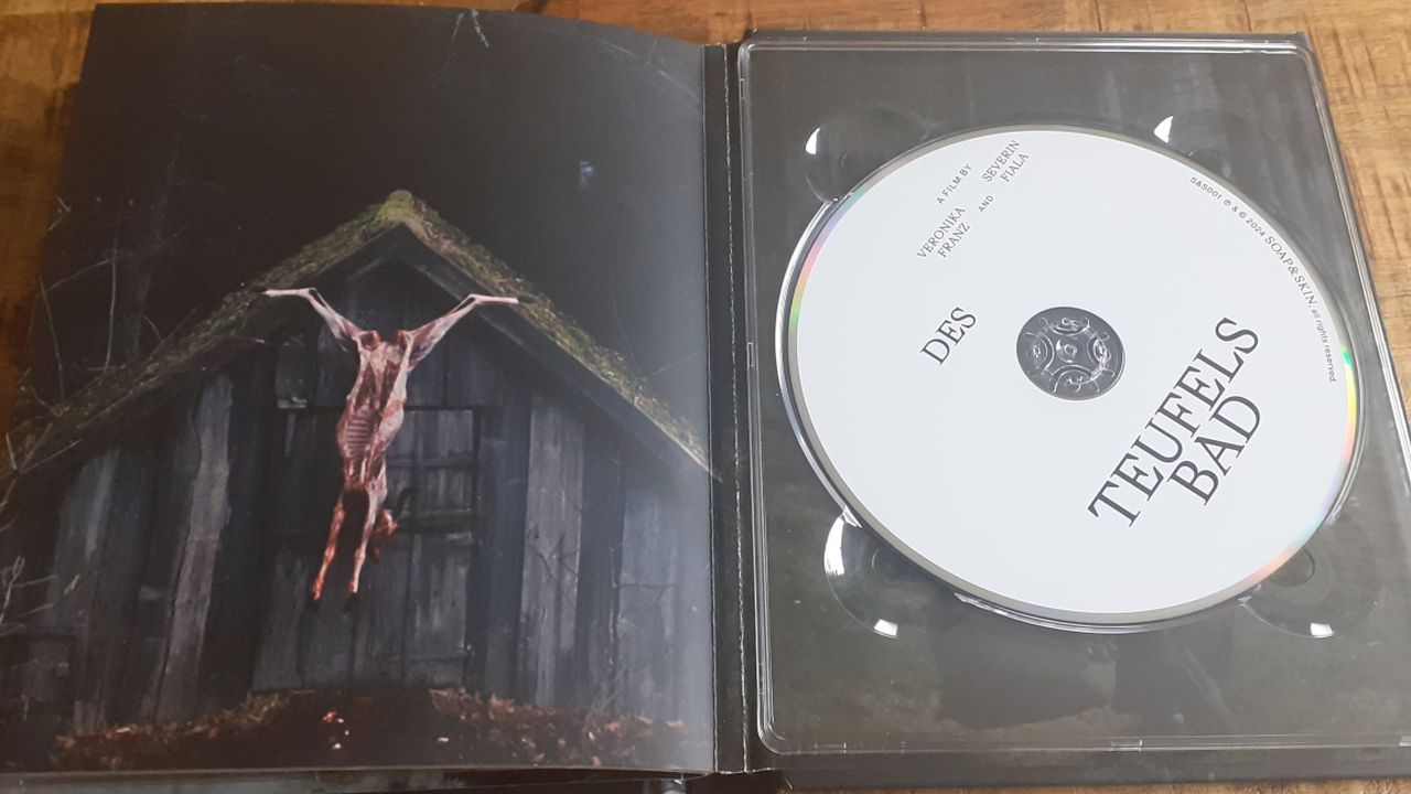 Auch die Bilder im Booklet machen klar: Das ist keine leichte Kost!