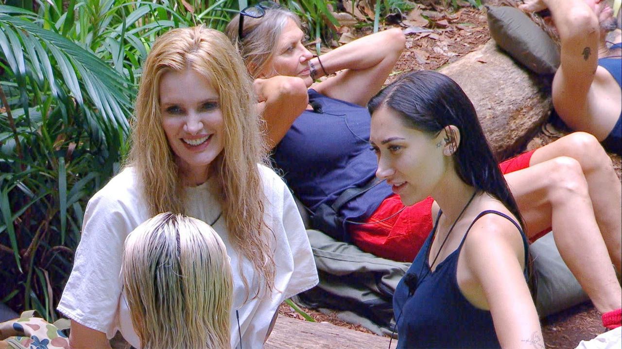 Mirja redet ausgelassen mit Samira und Ariel über ihre Ehe mit Sky du Mont.