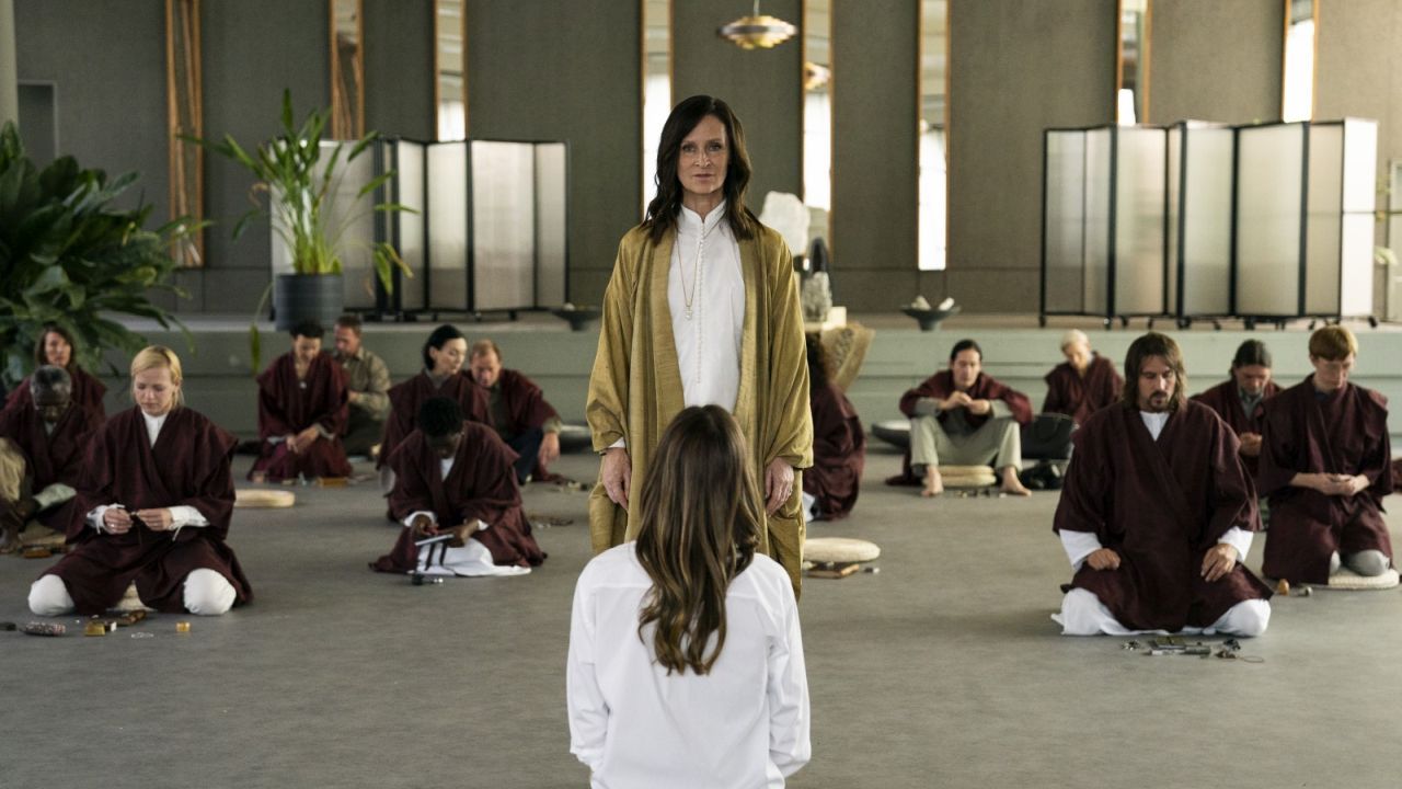 Sophie Rois fischt als geistige Führerin nach neuen Mitgliedern für ihren Selbstmord-Kult.