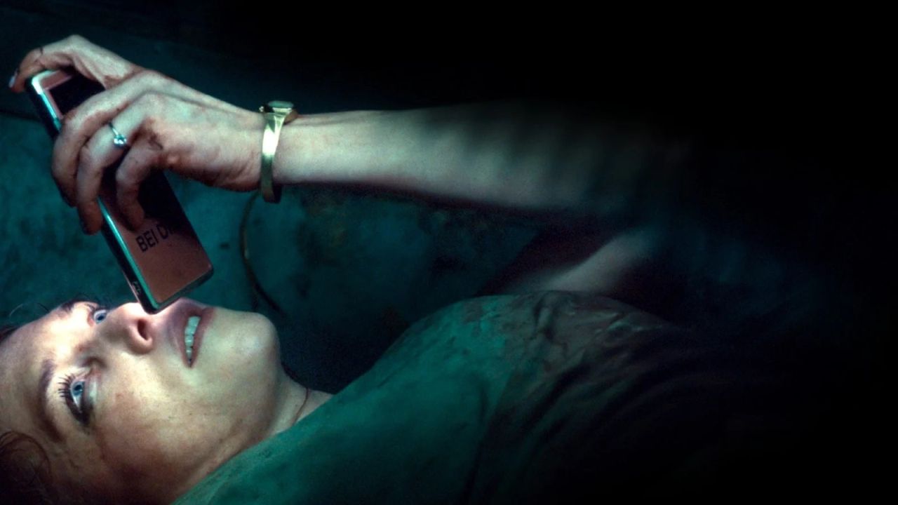 Das Handy ist Malinas (Sina Martens) einzige Verbindung zur Außenwelt – zumindest bis das knappe Datenvolumen aufgebraucht ist.