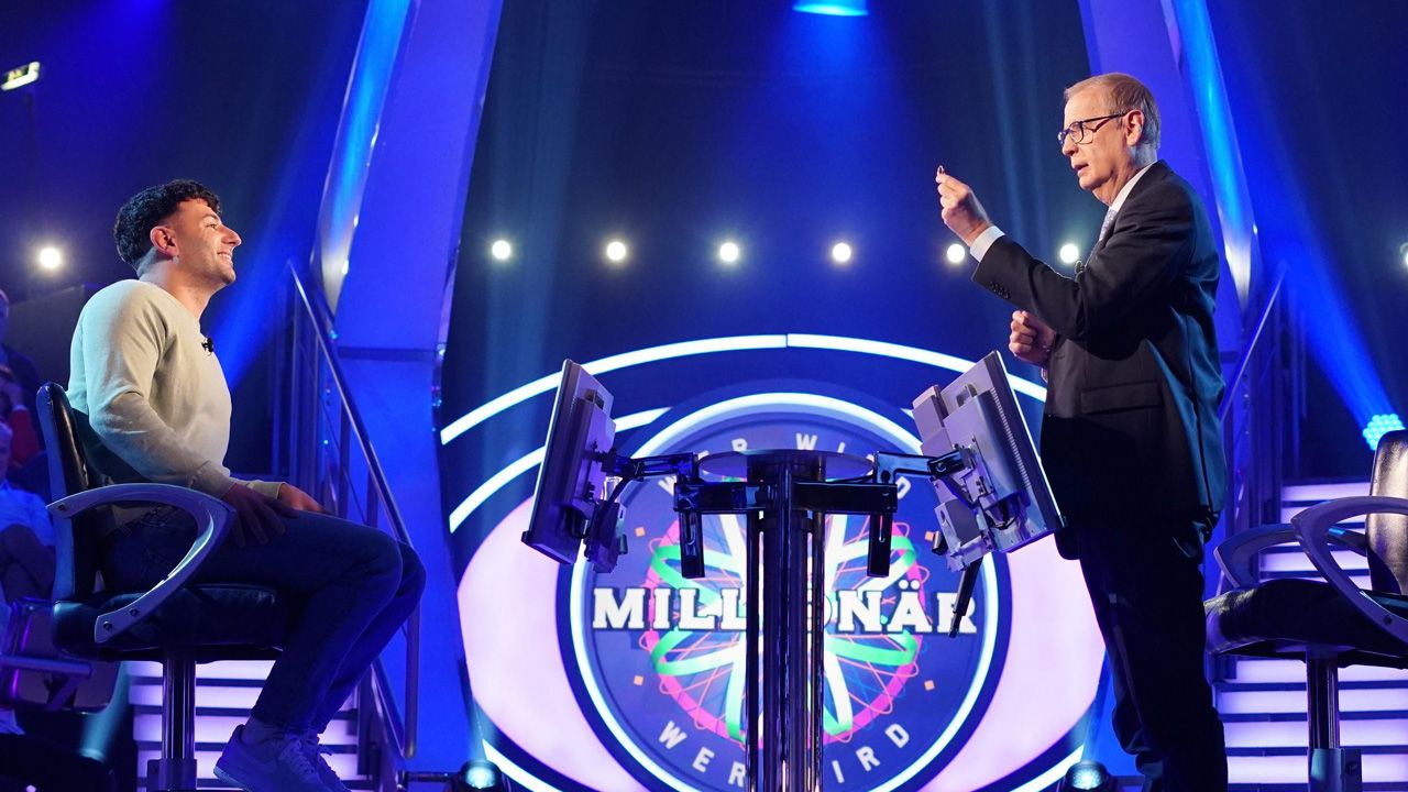 Jauch veranschaulichte den Vorgang mit seinem Ehering.