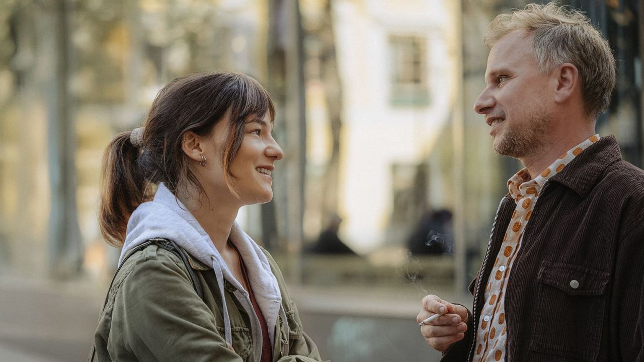 Als Barbara (Valerie Pachner) den Clown Heli (Robert Stadlober) auf der Straße auftreten sieht, spricht sie ihn hinterher ganz spontan an.