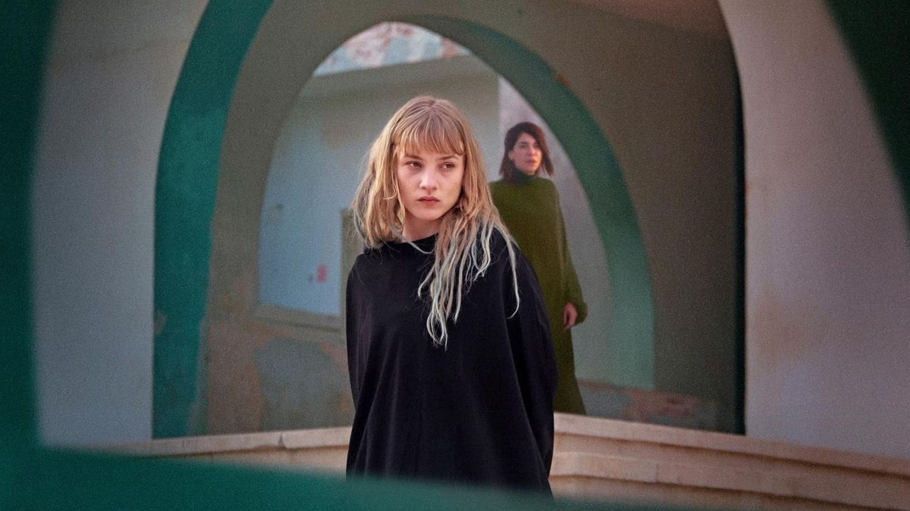 Ohne reale Aufnahmen aus Frauenhäusern musste das Team mit Zeuginnen sprechen, um ein Gefühl für die grausamen Vermittlungseinrichtungen zu bekommen.