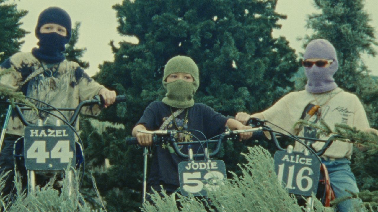 Statt auf Pferden sind die Three Immortal Reptiles standesgemäß auf Mino-Offroad-Motorrädern unterwegs. 