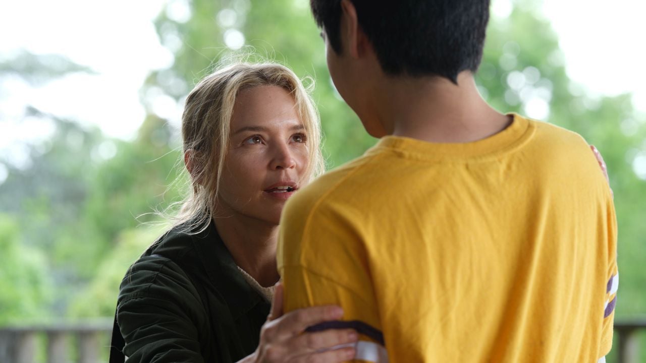 Da das Wahrnehmungsfeld dementer Menschen stark eingeschränkt ist, hat es sich Marie-Lou (Virginie Efira) angewöhnt, allen Menschen ganz nah und auf Augenhöhe zu begegnen.
