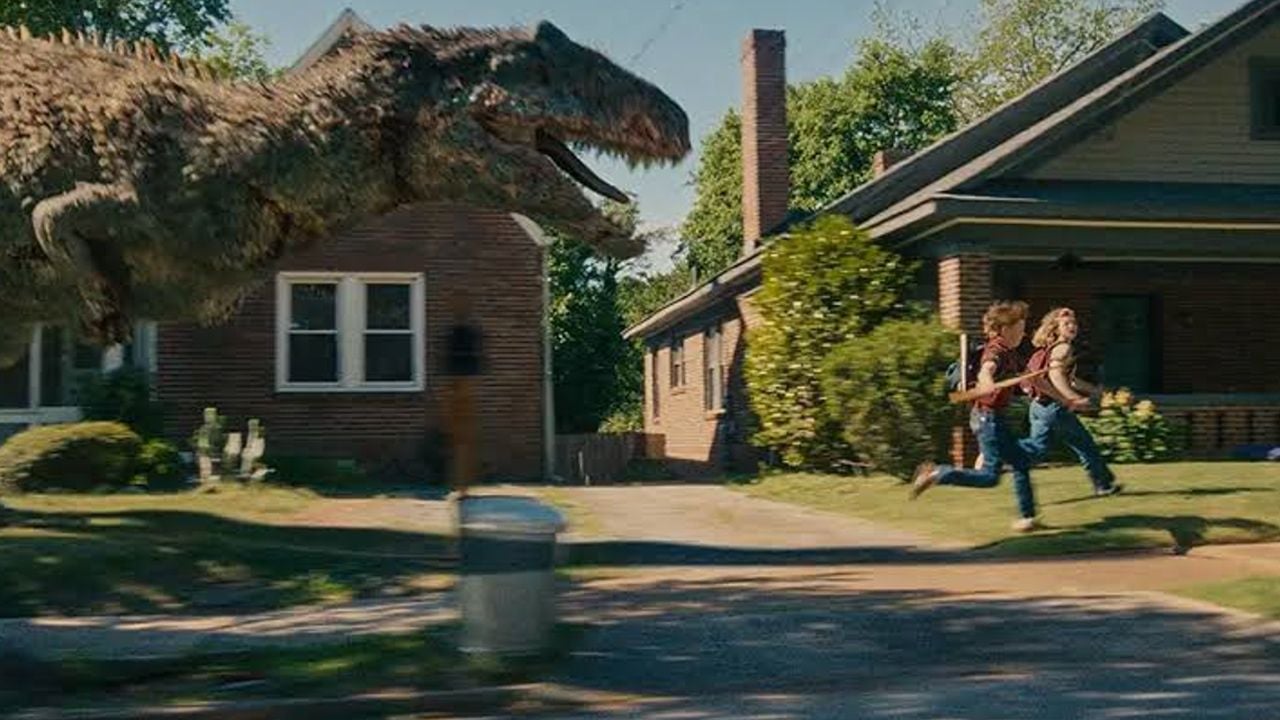 In 4 Tagen startet der Dino-Blockbuster des Sommers: Hier ist der Trailer zu "The End Of Oak Street" mit Anne Hathaway