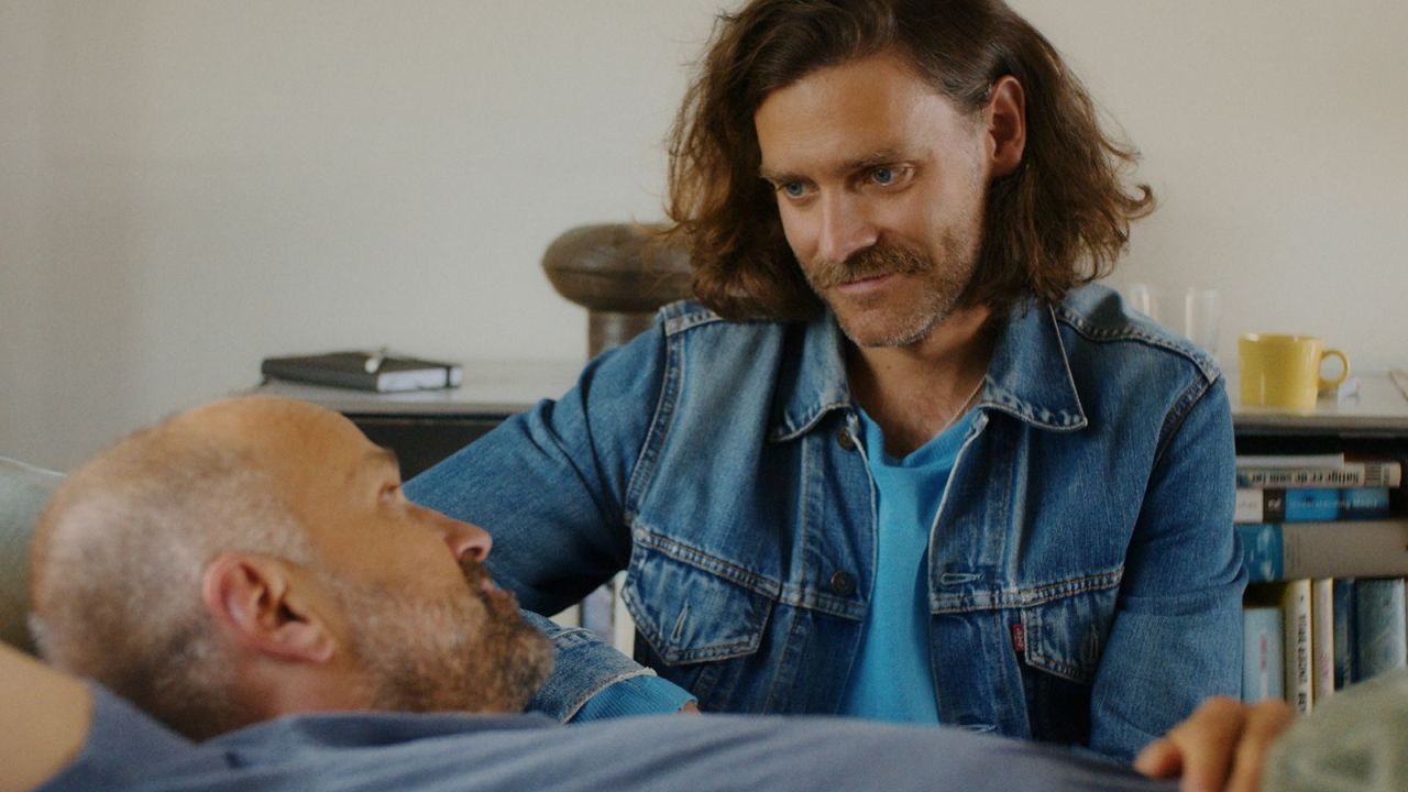 Tor (Tayo Cittadella Jacobsen) kümmert sich nach der Prostataoperation um Bjørn (Lars Jacob Holm) – ob aus Fürsorge oder aus Liebe? Vermutlich alles ein bisschen. 