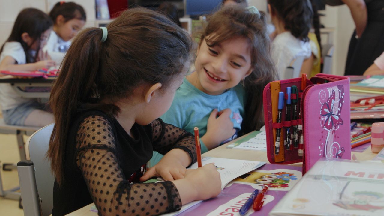 In der Klasse von Ilkay Idiskut werden Träume gefördert – und doch verlangt das System, dass schließlich auch einige von ihnen zerplatzen müssen.