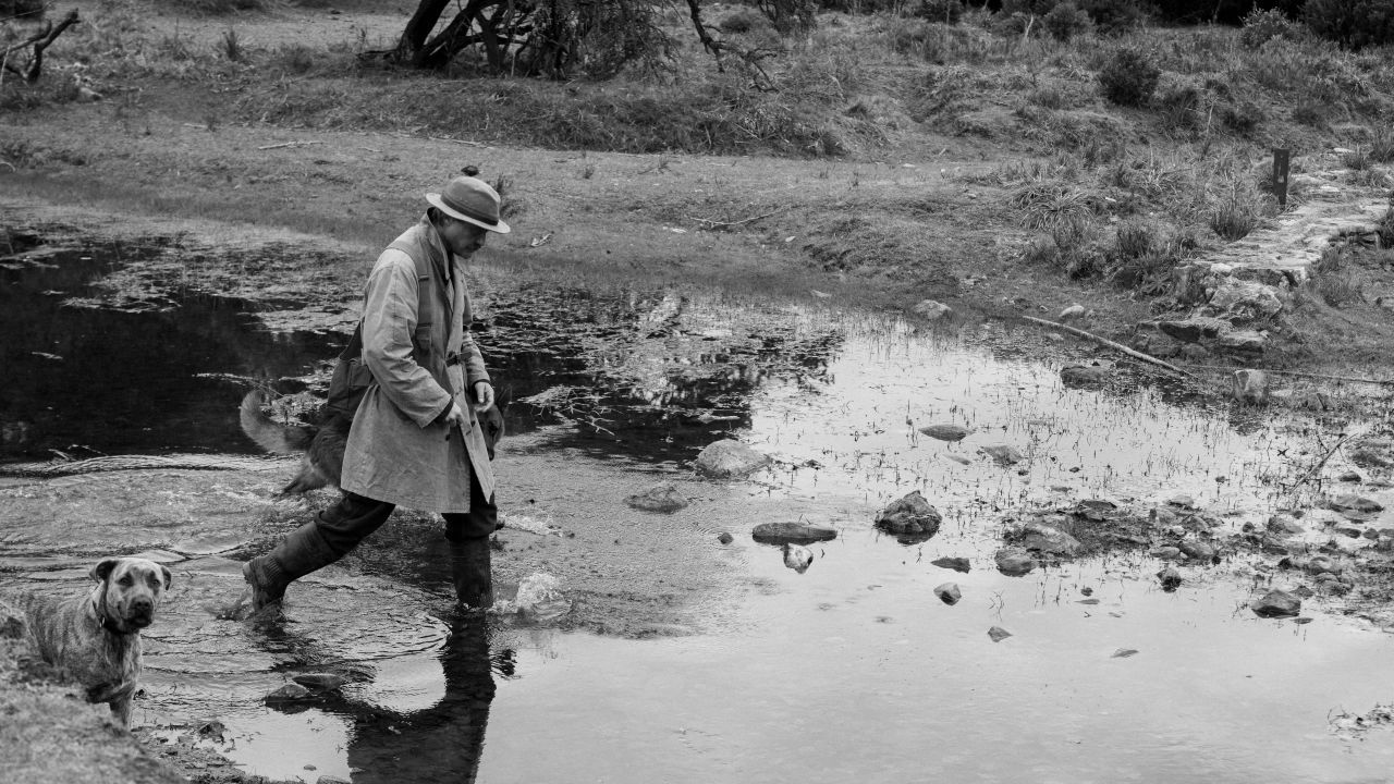 Eigentlich kann Josef Mengele in Südamerika erschreckend frei leben. Trotzdem wird er zunehmend immer paranoider…