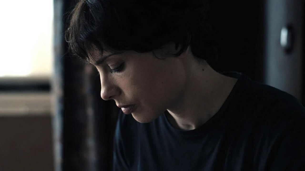 Der Auftrag der Profi-Killerin Tez (Sophie Verbeeck) ist nur scheinbar klar definiert.