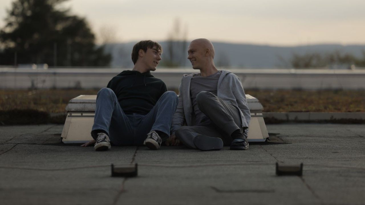 Nachdem Philipp (Richard Fuchs) den Krebs scheinbar besiegt hat, gründet er mit seinem Zwillingsbruder Johannes (Anton Fuchs) den YouTube-Kanal The Real Guys.