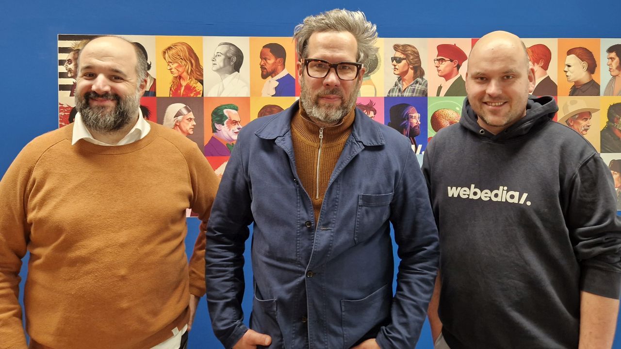 Achim von Borries (mitte) neben den FILMSTARTS-Redakteuren Christoph Petersen und Björn Becher zu Besuch bei uns im Berliner Podcast-Studio.