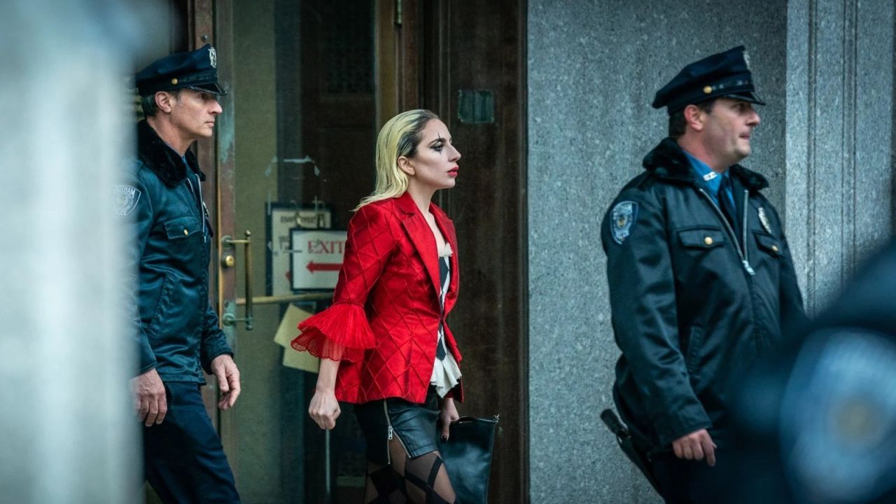 Harley Quinzel hat sich für die Urteilsverkündung ein neues Outfit zugelegt!