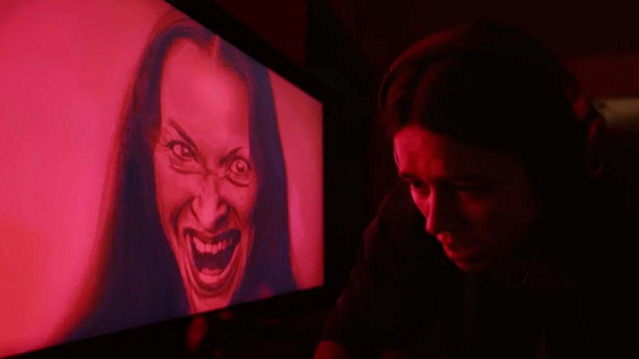 Traut ihren Ohren nicht, von den Augen ganz zu schweigen: Evie (Nina Kiri) 