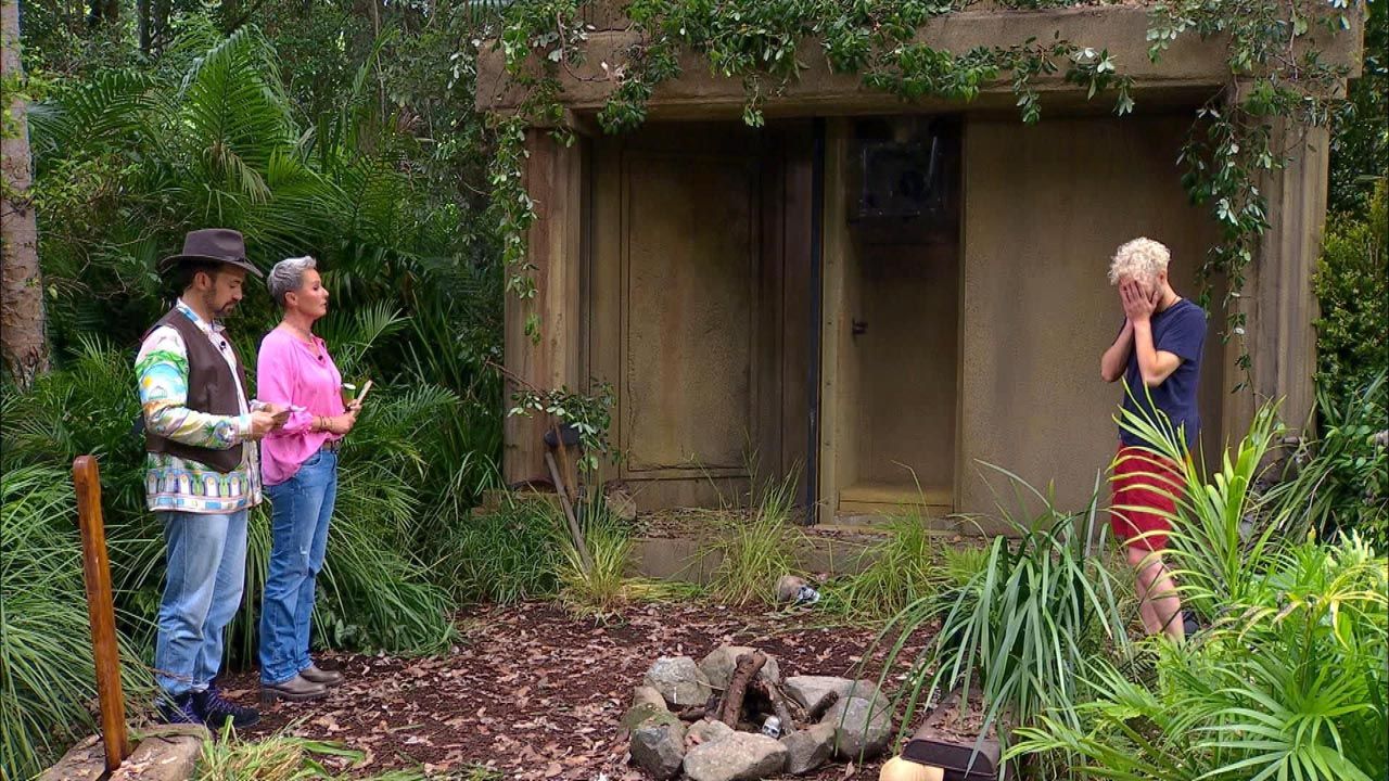 Sam Dylan hat wieder versagt. Seine Reaktion wirkt gewohnt dramatisch.