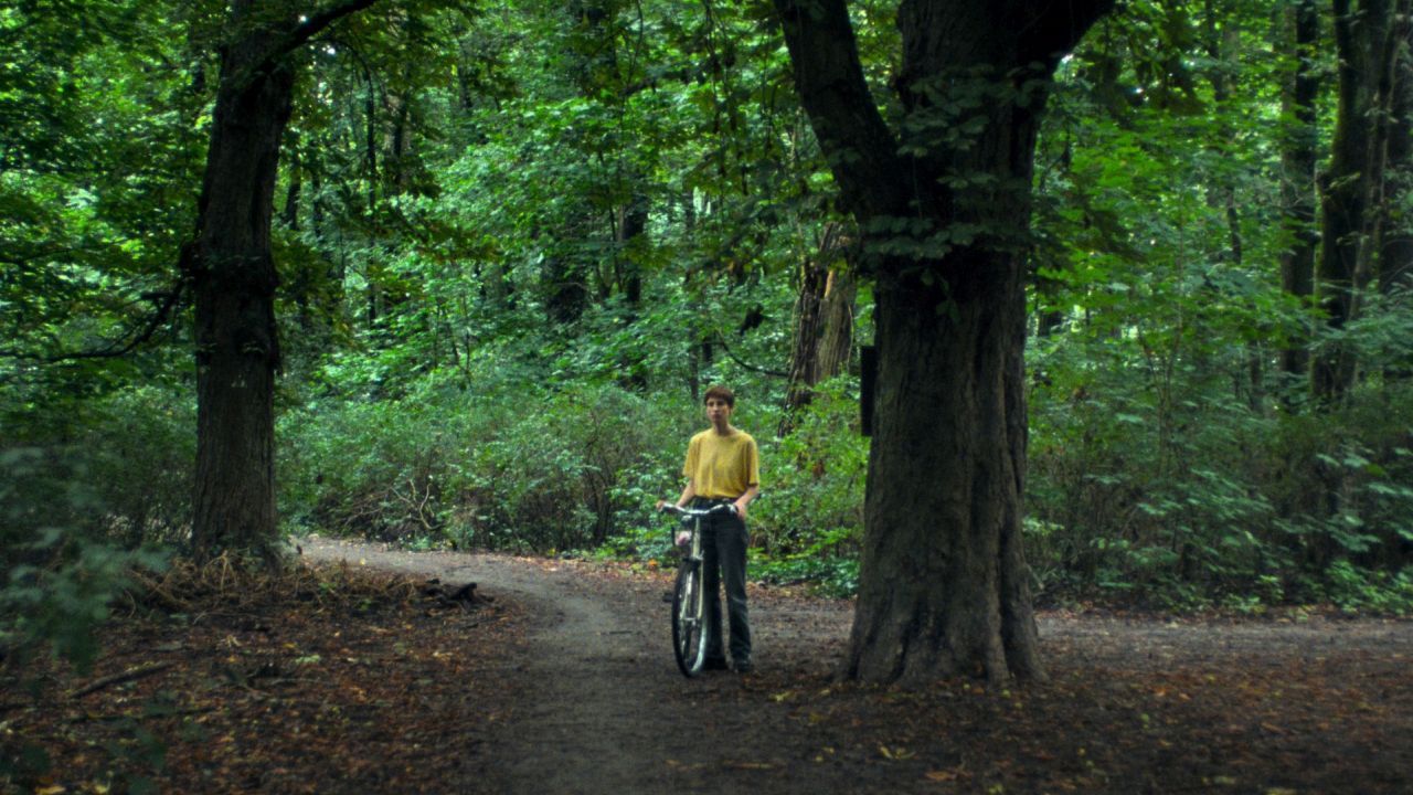 Carla (Agathe Bonitzer) fühlt sich nach ihrem ebenso utopisch begonnenen wie fatal geendeten Autoausflug völlig verloren.  