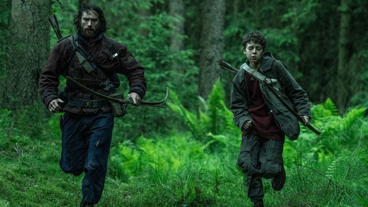 Der ehrgeizige Jamie (Aaron Taylor-Johnson) will seinem Sohn Spike (Alfie Williams) besonders früh beibringen, wie man Infizierte killt.
