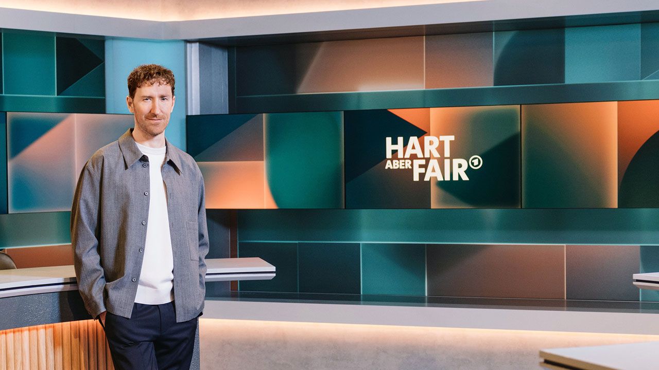 Louis Klamroth muss bei „hart aber fair“ immer mal wieder hitzige Streitgespräche schlichten.