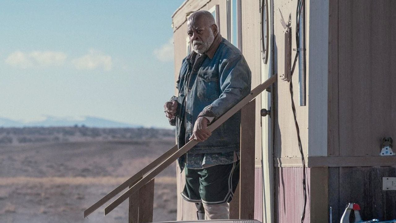 „Stirb langsam“-Ikone Reginald VelJohnson ist als Vietnamveteran mit von der Partie – und hat natürlich einen vollgepackten Waffenschrank.