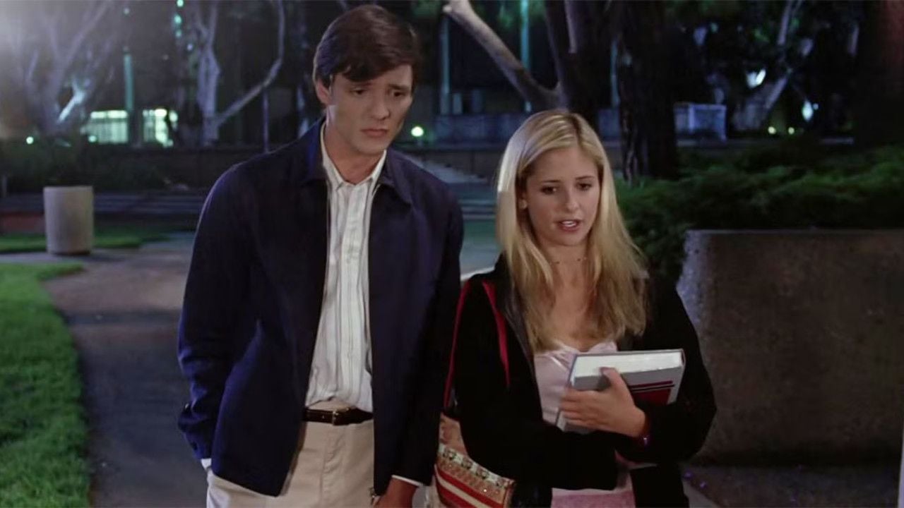Für kurze Zeit vereint: Eddie (Pedro Pascal) und Buffy (Sarah Michelle Gellar) auf dem Uni-Campus))