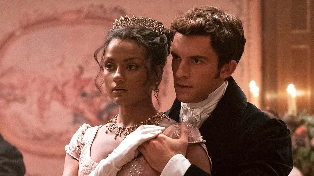 Simone Ashley (neben Jonathan Bailey) in 