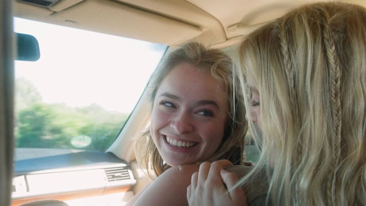 Wir erfahren erst später, warum sich Romy (Carlotta Weide) überhaupt auf die ungewöhnliche Roadtrip-Bitte von Julian eingelassen hat.