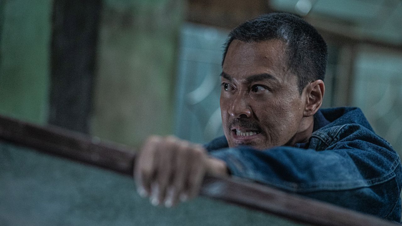 Chan Lok Kwan (Raymond Lam) betritt Kowloon Walled City auf der Flucht vor Triaden – und kommt dort auch schnell nicht mehr raus.