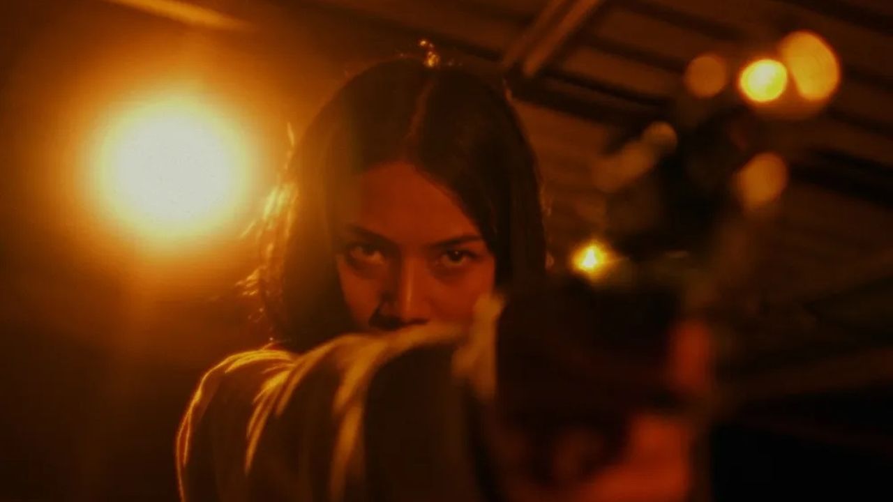 Jen (Jutamat Lamoon) weiß immer genau, wie viele Patronen sich noch im Lauf des Revolvers befinden. 