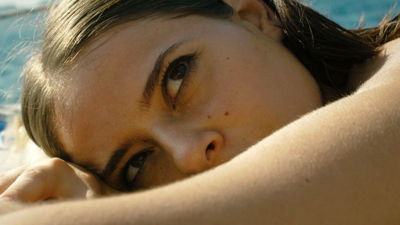 Hungrige Haie und ein Psychopath mit Gewehr: Im deutschen Trailer zum Survival-Thriller "Trapped" wird der Traumurlaub zum Horrortrip
