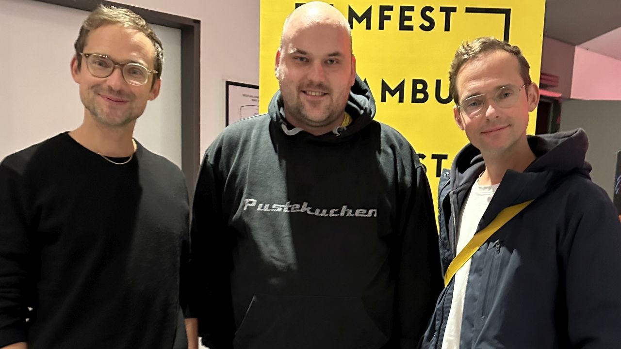 FILMSTARTS-Chefredakteur Christoph Petersen mit Ramon Zürcher (rechts) und Silvan Zürcher (links) beim Filmfest Hamburg (wo sich die beiden gerade den Goldene-Palme-Gewinner „Anora“ angesehen haben).