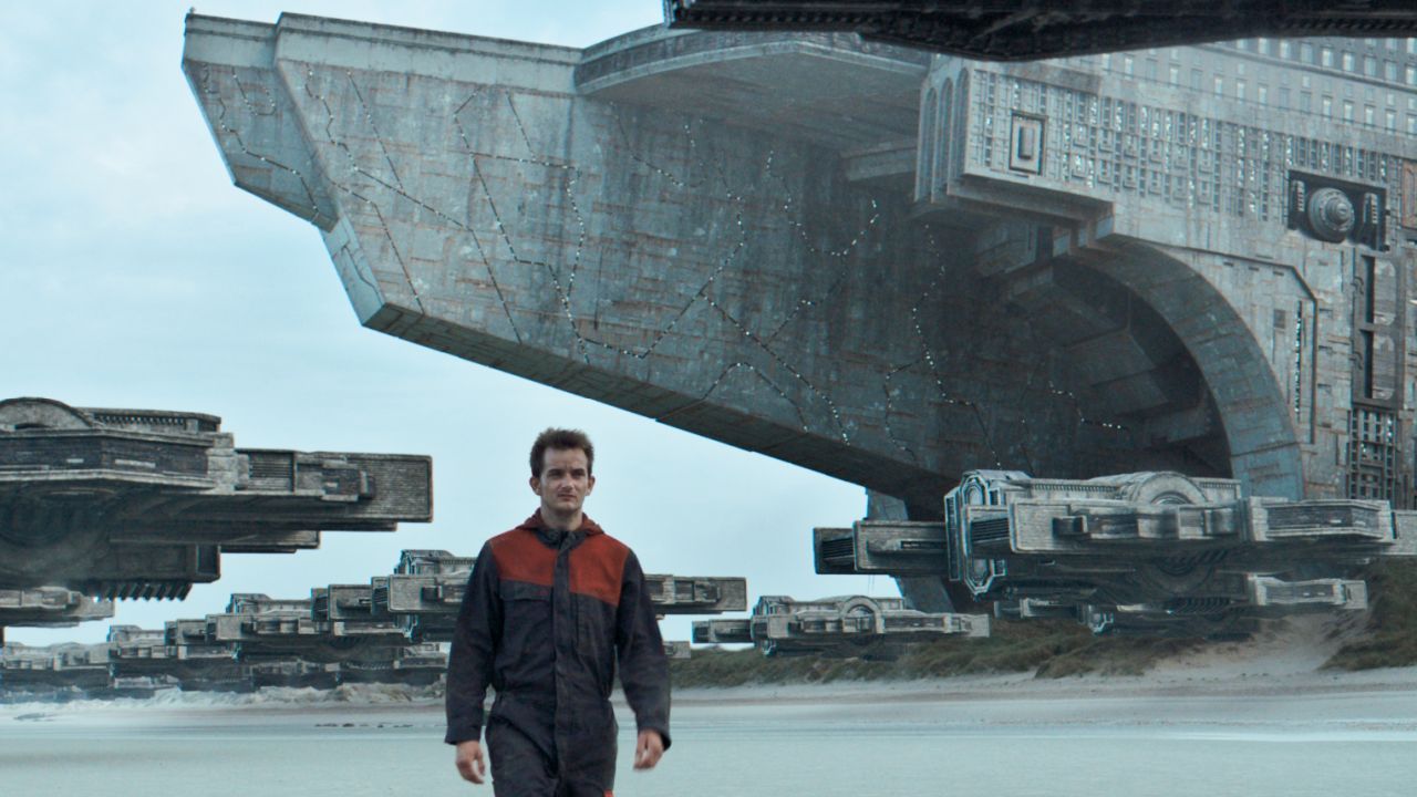 Jony (Brandon Vlieghe) hat die Ankunft der intergalaktischen Sternenflotte von langer Hand vorbereitet.