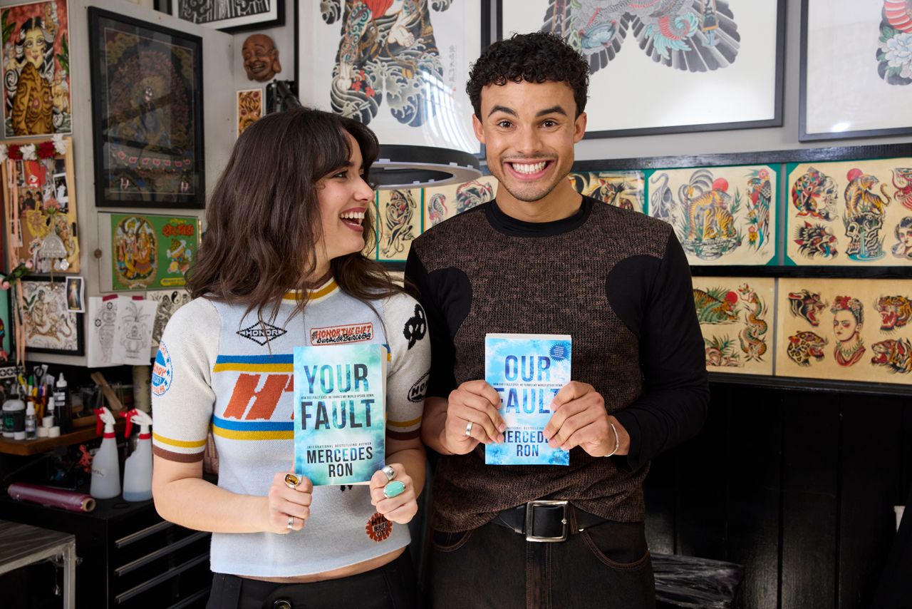 Asha Banks und Matthew Broome freuen sich in einem Bild zur Sequel-Ankündigung darauf, weiter Noah und Nick spielen zu dürfen.