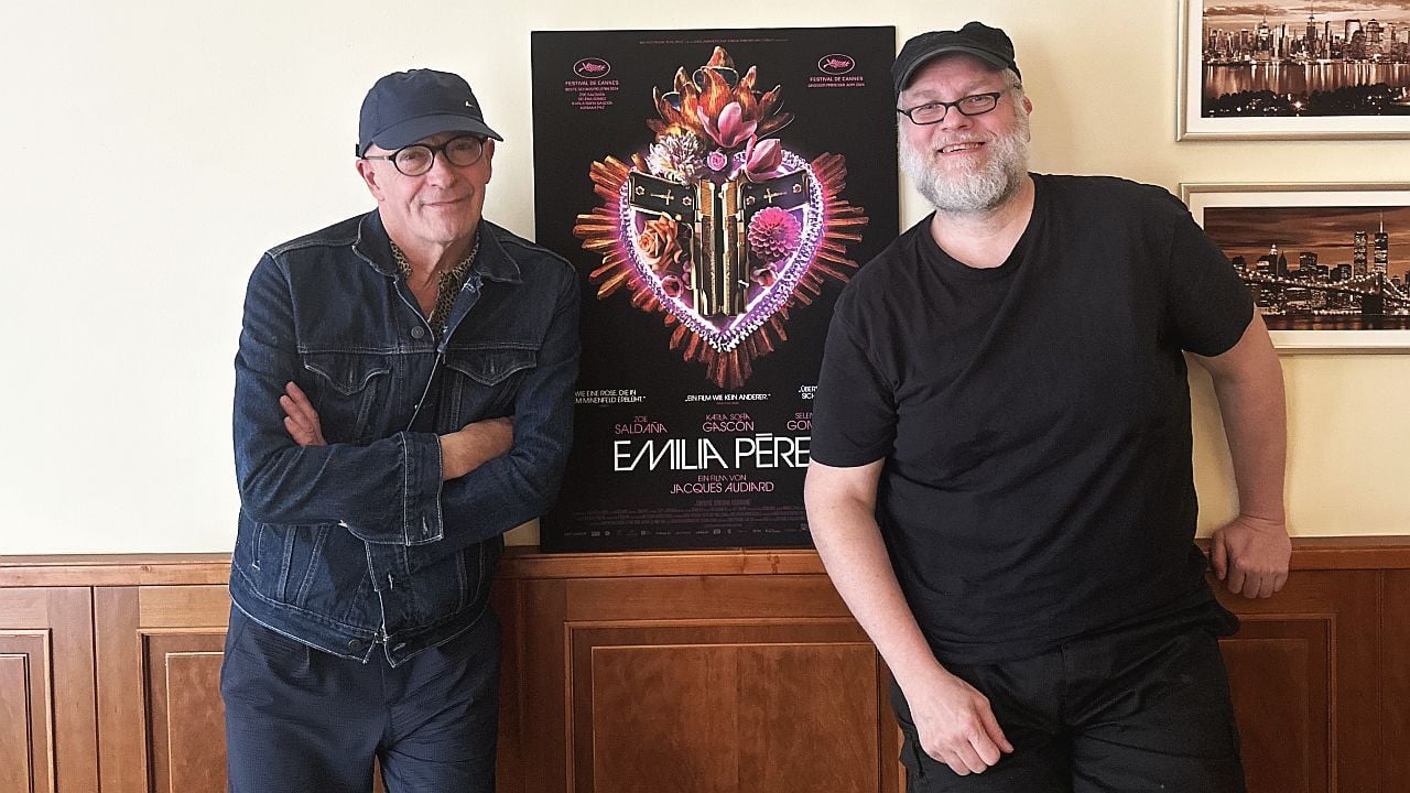 Kappenträger aller Länder vereinigt euch: Jacques Audiard (l.) und FILMSTARTS-Autor Oliver Kube ganz entspannt nach dem Interviewtermin in Hamburg.