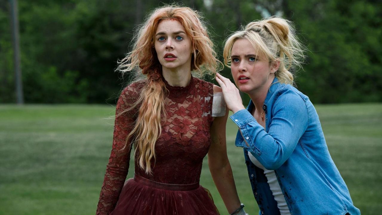 In „Ready Or Not 2“ gibt es mit Samara Weaving und Kathryn Newton – passend zum Titel – jetzt gleich zwei versteckspielende Scream Queens.