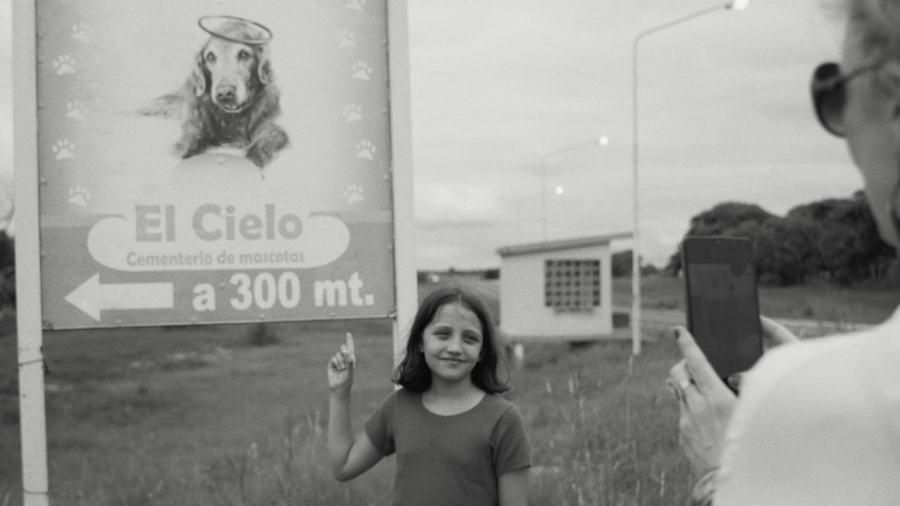 Anika (Anika Bootz) posiert vor einem Tierfriedhof, wo sie gleich Kontakt mit einem verstorbenen Hund namens „Snoopy“ Kontakt aufnehmen soll. 